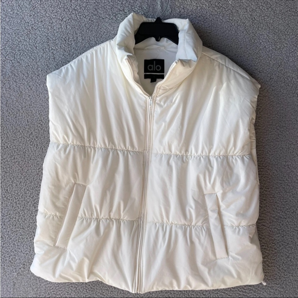 ALO Yoga White Puffer sleeveless vest